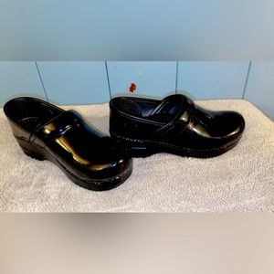 Woman’s Dansko Nursing Shoes